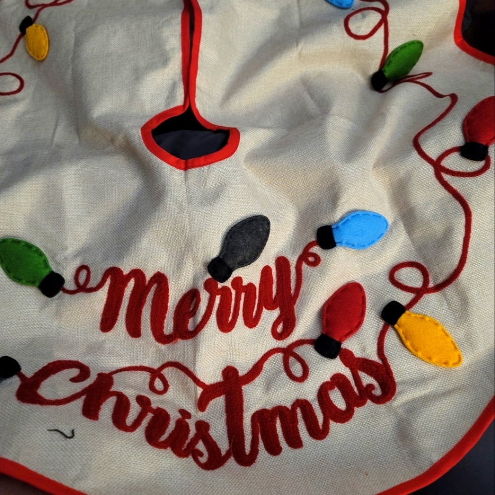 Very adorable tree skirt brand new